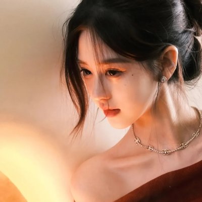 她背后的那双手